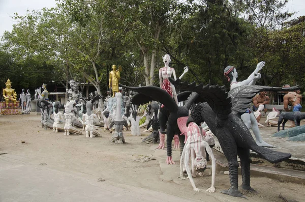 As pessoas rezam e visitam estátuas de fantasma e zumbi (Preta) em pla — Fotografia de Stock