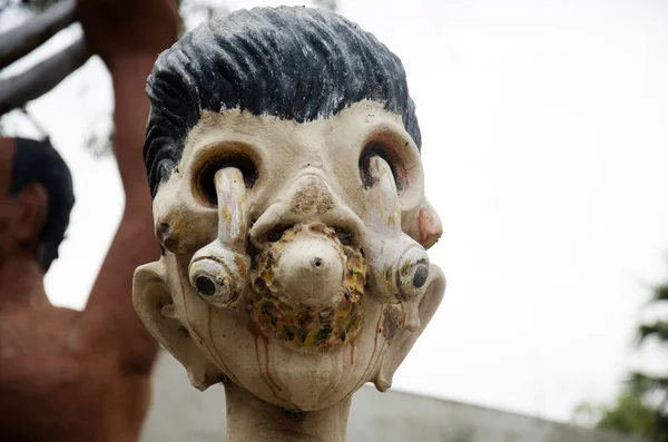 İnsanlar dua ve hayalet ve zombi pla (Preta) heykelleri ziyaret