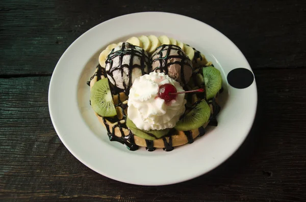 Gofres con helado de vainilla y plátano y crema batida — Foto de Stock