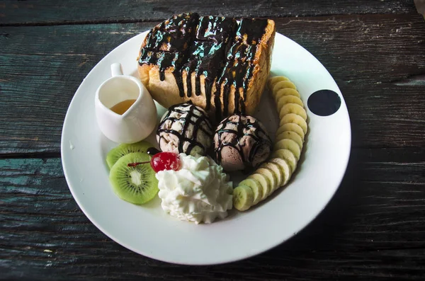 Miel decorada y lava de chocolate en tostadas con helado de vainilla —  Fotos de Stock