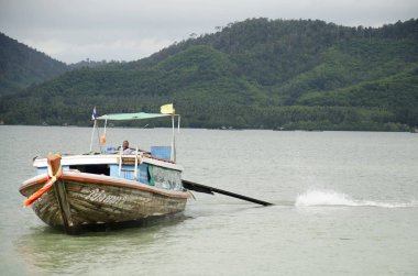 İnsanlar ahşap gemi ve demirleme Koh Yao Noi Harbor'da için sürücü