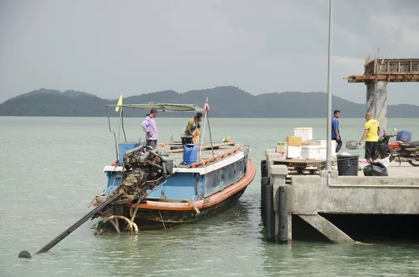 La gente conduce barcos de madera y amarre en el puerto de Koh Yao Noi durante s — Foto de Stock