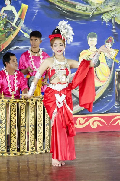Азиатские тайские женщины классический тайский танец или таран тай для шоу траве — стоковое фото