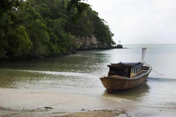 亚洲泰国人停止木摩托艇在海湾的海滩上 — 图库照片