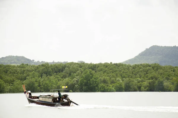 Asiatique thai personnes conduisant bateau à moteur en bois sur la mer pour envoyer — Photo