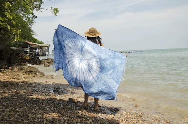 Asiático tailandês mulheres relaxar e jogar índigo tie tintura tecido xale o — Fotografia de Stock