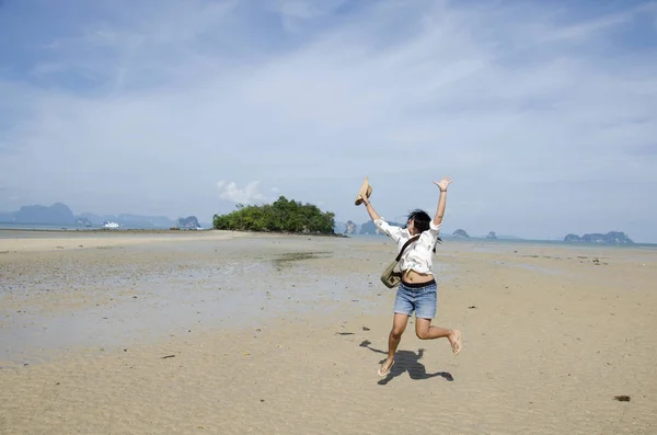 Тайські жінки, стрибки і портрет для сфотографуватися на пляжі шлях — стокове фото