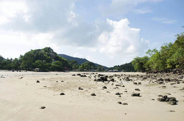 Paisaje y paisaje marino de playa en el océano andaman mientras que el mar w — Foto de Stock