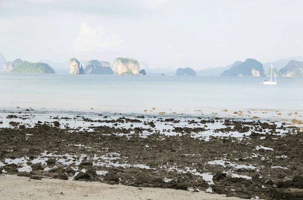 Asiático tailandés pueblo detener velero en la bahía en el andaman mar — Foto de Stock