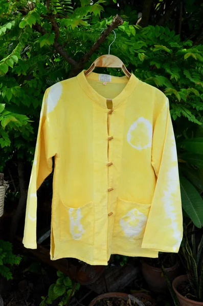 Shirt kleren binden batik gele natuurlijke kleur gemaakt van tu verven — Stockfoto