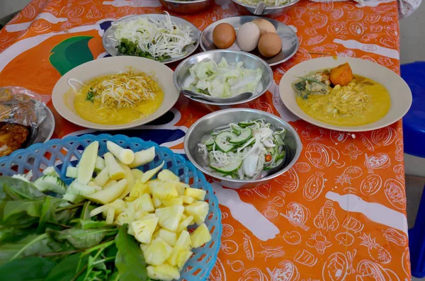 Cocina tradicional tailandesa arroz vermicelli conjunto — Foto de Stock