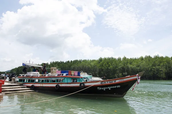 Los pasajeros tailandeses y los viajeros extranjeros que caminan arriba y abajo del barco en el muelle de Bang Rong en Phuket para viajar van a la isla de Koh Yao Noi — Foto de Stock