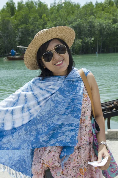 Ταϊλάνδης γυναίκες της Ασίας να χαλαρώσετε και να παίζουν χρωστική ουσία υφάσματος indigo γραβάτα σάλι o — Φωτογραφία Αρχείου
