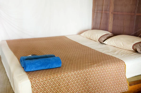 Interior dari kamar tidur elegan butik gaya dengan tempat tidur ganda — Stok Foto