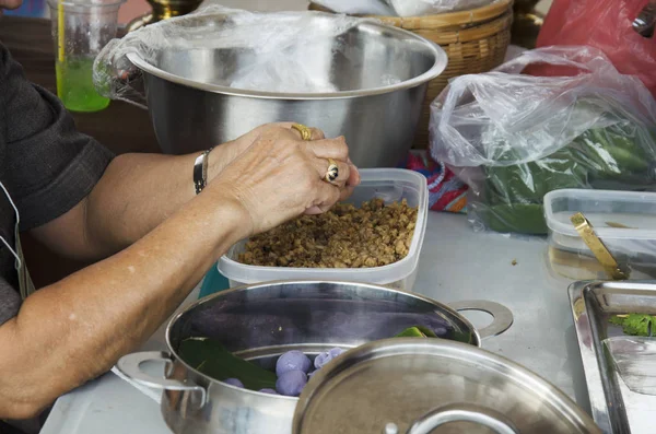 Tailandês pessoas cozinhar tailandês cozinha chamada Chor Muang é tailandês real — Fotografia de Stock