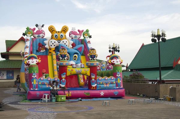 Asiatique thai enfants relax jouer sur gonflable aire de jeux ou dans — Photo