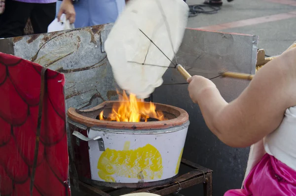 Los tailandeses cocinan antiguas galletas de arroz autóctonas. — Foto de Stock