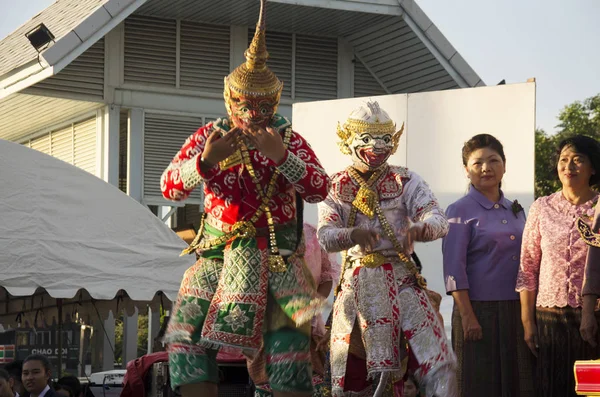 Актер и актриса тайцы танцуют тайцев стиль шоу людей на Санкт — стоковое фото