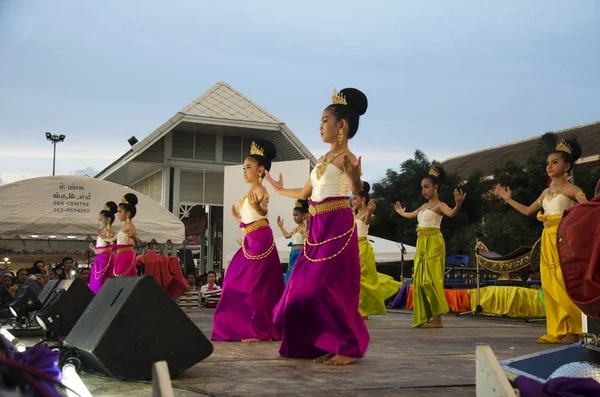 Тайские танцовщицы танцуют тайский стиль для шоу-людей в традиционном стиле — стоковое фото