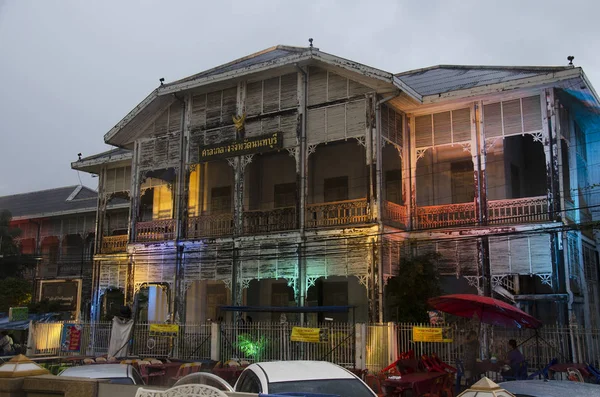 Des Thaïlandais tenant un parapluie marchant sur la route alors qu'il pleut sur fr — Photo