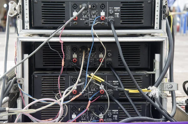 Cabo de áudio e vídeo com conectores elétricos conectados — Fotografia de Stock