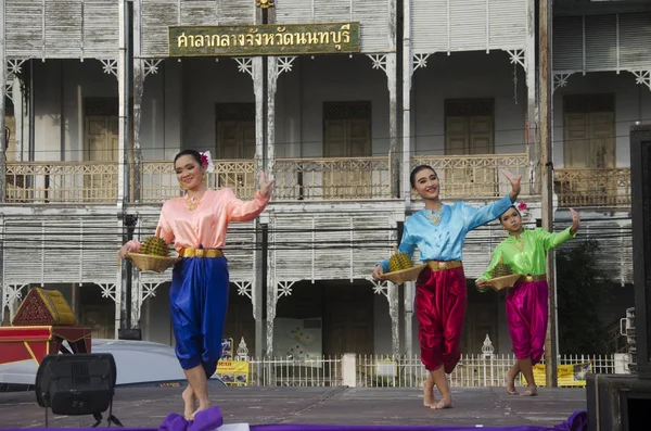 Актер и актриса тайцы танцуют тайцев стиль шоу людей на Санкт — стоковое фото