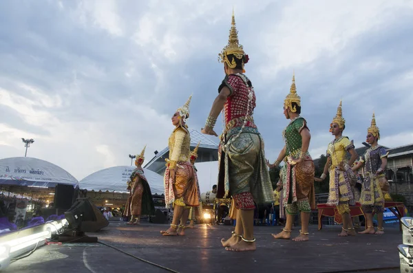 Люди танцуют высшую тайскую маску или тайский стиль кхонской танцевальной драмы — стоковое фото