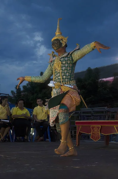 Les gens dansant masque thaï suprême ou Khon danse style thaï drame — Photo