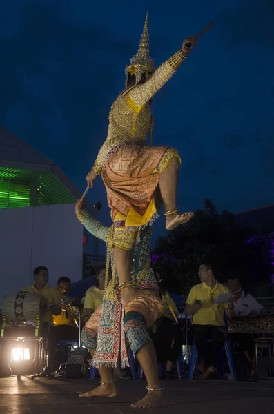 Люди танцуют высшую тайскую маску или тайский стиль кхонской танцевальной драмы — стоковое фото