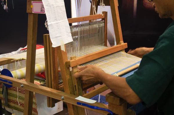 Gente tailandesa usando telar pequeño o máquina de tejer para mostrar tejido —  Fotos de Stock