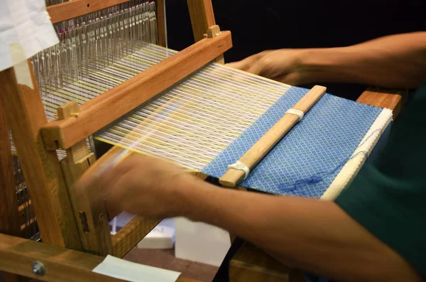 泰国人使用小织机或织机织造显示 — 图库照片