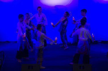 Aktör ve aktris Tay insanlar göstermek için dans eden Tay tarzında dans 