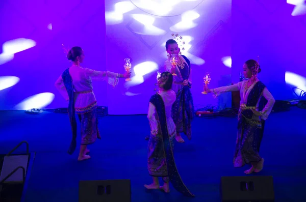 Актёр и актриса тайцы танцуют тайский тайский стиль для шоу — стоковое фото