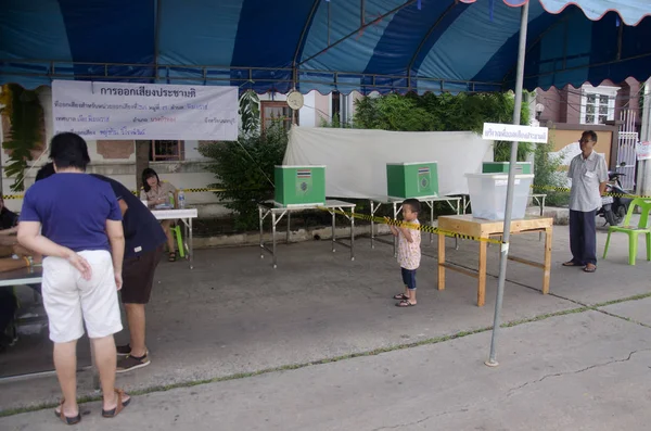 Учредитель тайцы используют бюллетень для голосования на выборах падение бал — стоковое фото