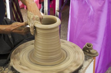 Mekanik çanak çömlek kullanan profesyonel Tay yaşlı adam earthenwar yapılan