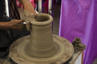 Mekanik çanak çömlek kullanan profesyonel Tay yaşlı adam earthenwar yapılan