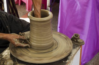 Mekanik çanak çömlek kullanan profesyonel Tay yaşlı adam earthenwar yapılan