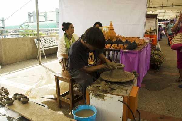 Przez profesjonalny tajski starego człowieka za pomocą mechanik ceramiki earthenwar — Zdjęcie stockowe