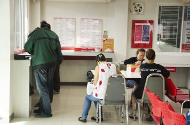 Gönderen parsel posta ve çalışan hizmet müşteri tarafından Tayland insanlar