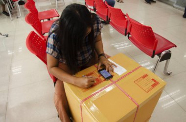 Gönderen parsel posta ve çalışan hizmet müşteri tarafından Tayland insanlar