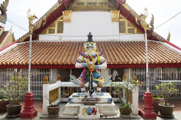 Estatua de demonio gigante tailandés o estatuas de Yak Vessavana Guardian —  Fotos de Stock