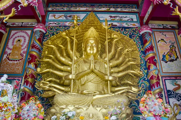 Kuan-jin bódhisattvy a tisíc ruce sochy v čínských svatyní — Stock fotografie