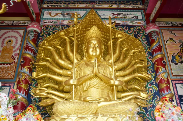 De bodhisattva Guanyin en duizend handen standbeeld in Chinese schrijn — Stockfoto