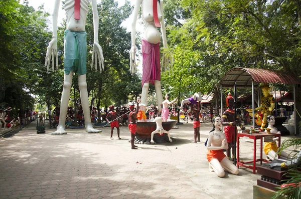 Люди молятся и посещают статуи призрака и зомби на площади Пла — стоковое фото