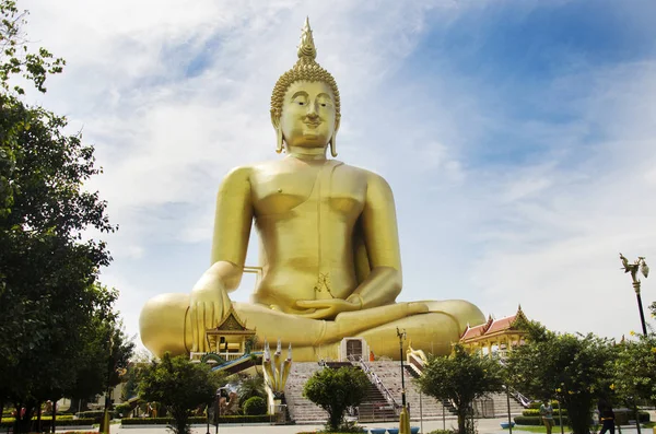 Thai persone e viaggiatori stranieri visita e pregare bigges d'oro — Foto Stock