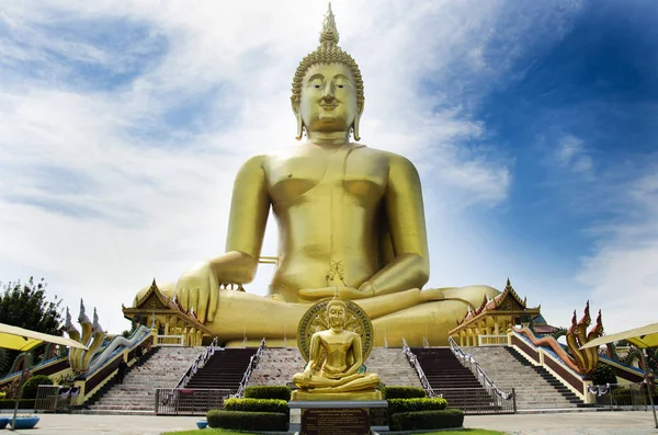 Тайський народ і мандрівників іноземець відвідати і молитися Золотий аку — стокове фото