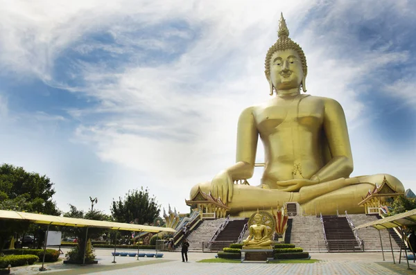 Thai persone e viaggiatori stranieri visita e pregare bigges d'oro — Foto Stock
