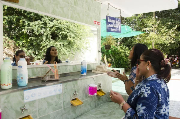 Тайская женщина и старушки чистят и делают макияж на стойке в пабе — стоковое фото