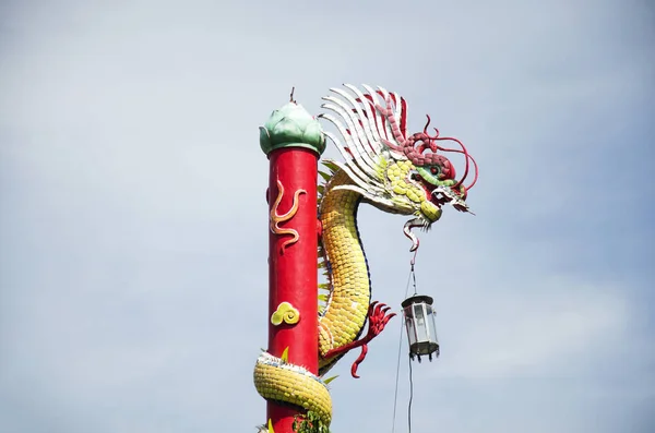 Drago cinese d'oro Avvolto intorno al polo rosso — Foto Stock