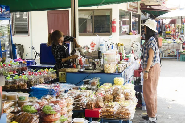 Femme thaïlandaise vendeur fait smoothie fruits et boisson de vente w — Photo